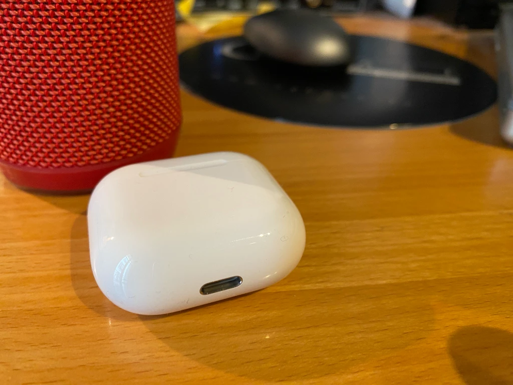 Boitier AirPods4 et connecteur USB-C